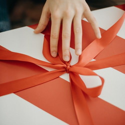 プレゼントをリボンで飾る